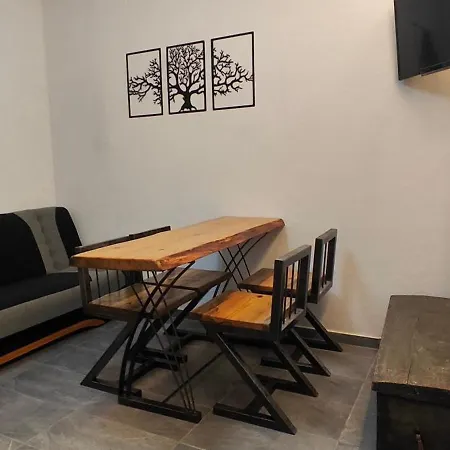 Nina's Down * העיירה סקיאתוס